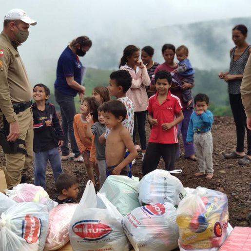 FOTOS: PMRv entrega donativos à família flagrada com onze pessoas em veículo na SC-283