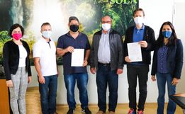 Matrículas de imóveis são entregues oficialmente para empresários de Palma Sola
