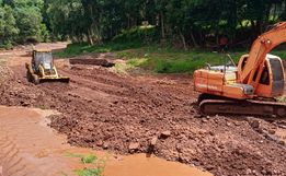 Seguem as obras de construção das cabeceiras para a nova ponte