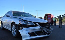 Carro e moto colidem no centro de Campo Erê
