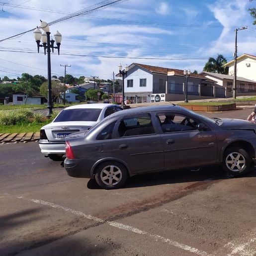 Mulher e adolescente ficam feridos em Colisão de carros 