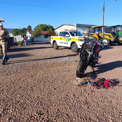 Motociclista fica ferido em colisão entre carro e moto na SC 163, em São João do Oeste