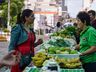 Feirantes iniciam comercialização de produtos na Área coberta da Praça Central 