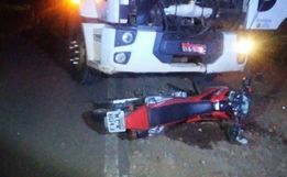 Colisão entre moto e caminhão deixa um ferido em SJCedro