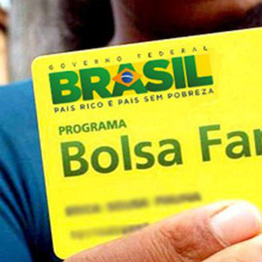 Bolsonaro confirma reajuste do novo Bolsa Família em pelo menos 50%