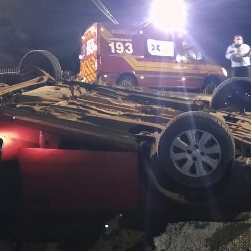 Veículo capota em São Lourenço do Oeste e ocupantes não são localizados