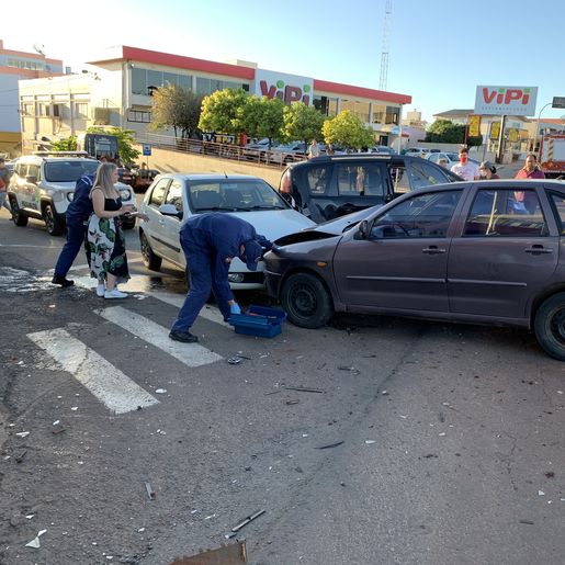 VÍDEO: Colisão entre três veículos deixa mulher ferida em SMOeste 
