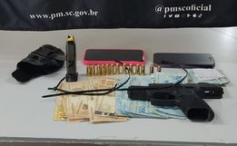 PM encontra arma em veículo de homem suspeito de violência doméstica