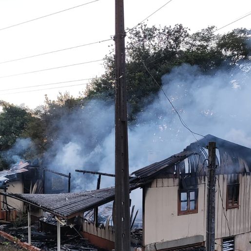 Residência fica destruída pelo fogo em Quilombo 