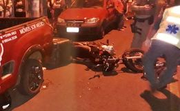 Mulher sofre graves ferimentos em acidente entre carro e motocicleta em Itapiranga