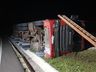 Caminhão tomba após sair da pista e deixa motorista ferido em Cunha Porã