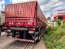 VÍDEO: Caminhão do Paraguai cai em sarjeta para evitar colisão traseira