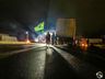 VÍDEO: Mesmo sob chuva e frio, manifestantes sustentam bloqueio no trevo de SMOeste
