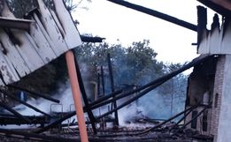 Residência é completamente destruída por incêndio no interior de Mondaí