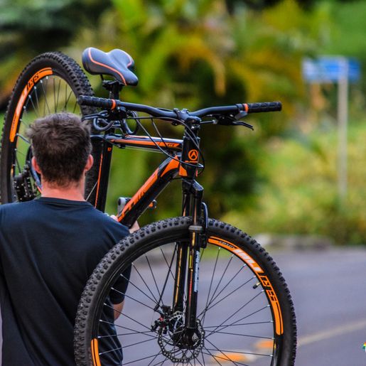 Jovem fica ferido ao colidir com bicicleta em veículo no bairro Estrela