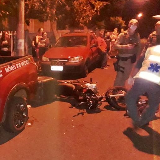 Mulher sofre graves ferimentos em acidente entre carro e motocicleta em Itapiranga