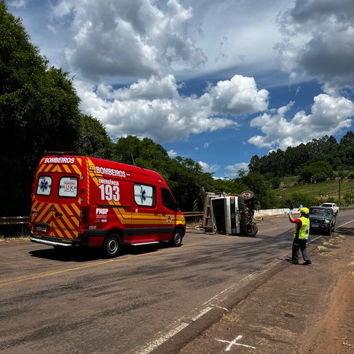 Caminhão com bovinos tomba na BR 282 e deixa uma pessoa ferida em SMO