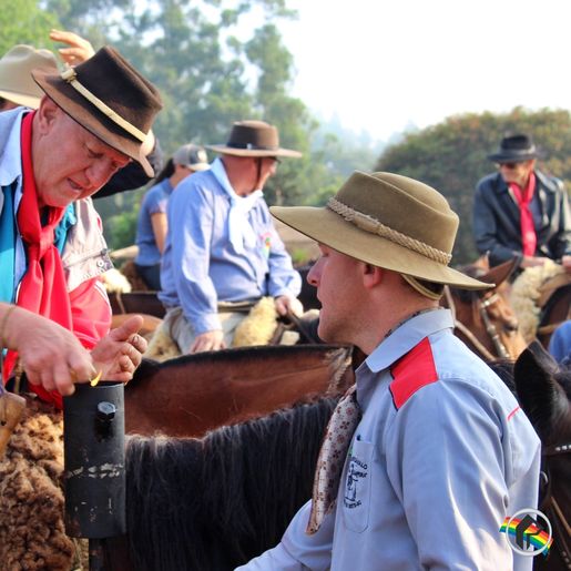 Cavalgada com a chama crioula marca o Dia do Gaúcho, em Iporã do Oeste