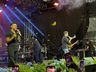 Mesmo com chuva, público lota espaço de shows para ver Marcos e Belutti