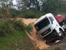 Motorista fica ferido após carreta carregada com trigo capotar na BR-282
