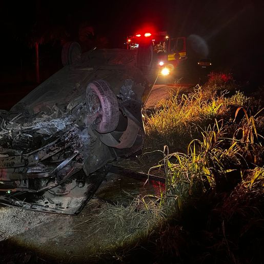 Veículo sai da pista e capota no interior de São Miguel do Oeste