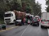 Caminhonete fica sobre carro após acidente na BR-470 em SC