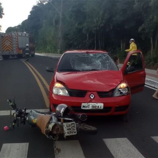 Colisão entre carro e moto deixa pessoa gravemente ferida em Quilombo