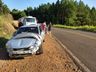 Colisão entre carro e caminhão deixa motorista levemente ferida