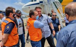 Bolsonaro e Moisés sobrevoam áreas atingidas na tragédia em SC