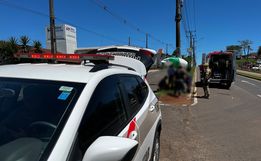 Colisão entre carro e moto deixa motociclista ferido na Willy Barth