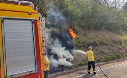 Incêndio em vegetação atinge caixa d'água e fios energizados em Campo Erê