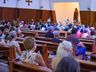 Com igreja cheia, fiéis acompanham celebração de Finados do lado de fora
