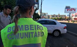 Bombeiros atendem acidente entre carro e moto na Willy Barth 
