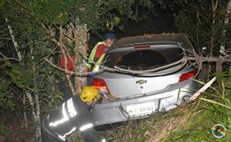Motorista com sinais de embriaguez fica ferido em saída de pista na BR-282