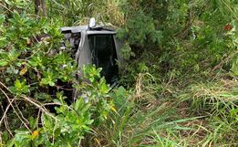 Veículo sai da pista após condutor tentar desviar buraco na BR-163