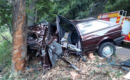 Carro fica destruído após colisão contra árvore na SC-305, em Guaraciaba