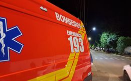 Colisão entre carro e moto deixa jovem ferida no centro de Itapiranga