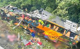 Ônibus que sofreu acidente no PR viajava para visitar parque de diversões em SC