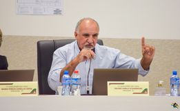 Vereador chama mesa diretora de ditadora e se retira de sessão