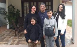 Pais relatam desafio que tem sido dar o suporte aos filhos no sistema de aulas à distância