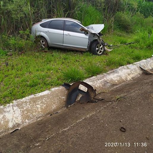 Mulher morre em colisão frontal contra caminhão na BR-282 em Paraíso