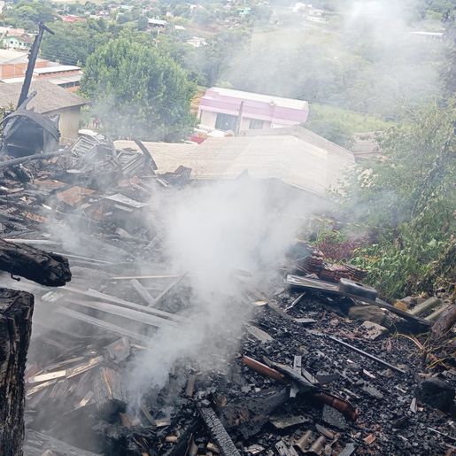 Incêndio destrói paiol utilizado para guardar ferramentas em Saltinho
