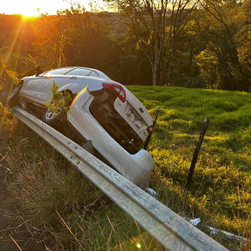 Veículo sai da pista e se choca contra defensa no interior de SMOeste 