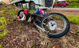 Casal fica ferido ao cair de moto e quase parar embaixo de caminhão na SC-163