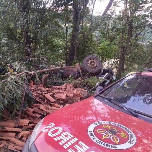 Caminhão tomba e deixa duas pessoas mortas no interior