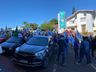 Debate de candidatos a prefeito reúne eleitores com bandeiras e carro de som em frente à Rede Peperi