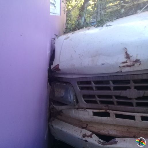 Veículo sai da pista e atinge residência no interior de Itapiranga