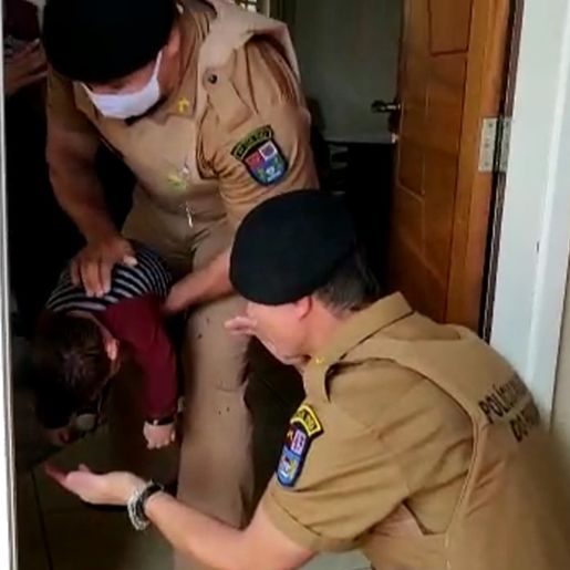 VÍDEO: Policiais Militares salvam bebê que se afogou em piscina 