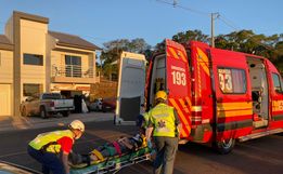 Homem fica ferido em colisão entre carro e moto em SMOeste 