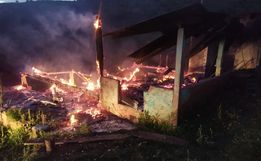 Casa é totalmente destruída em incêndio no interior 